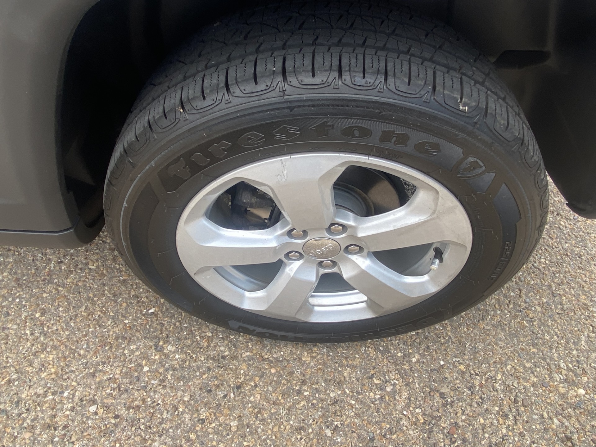 Used 2020 Silver Jeep Latitude image 10