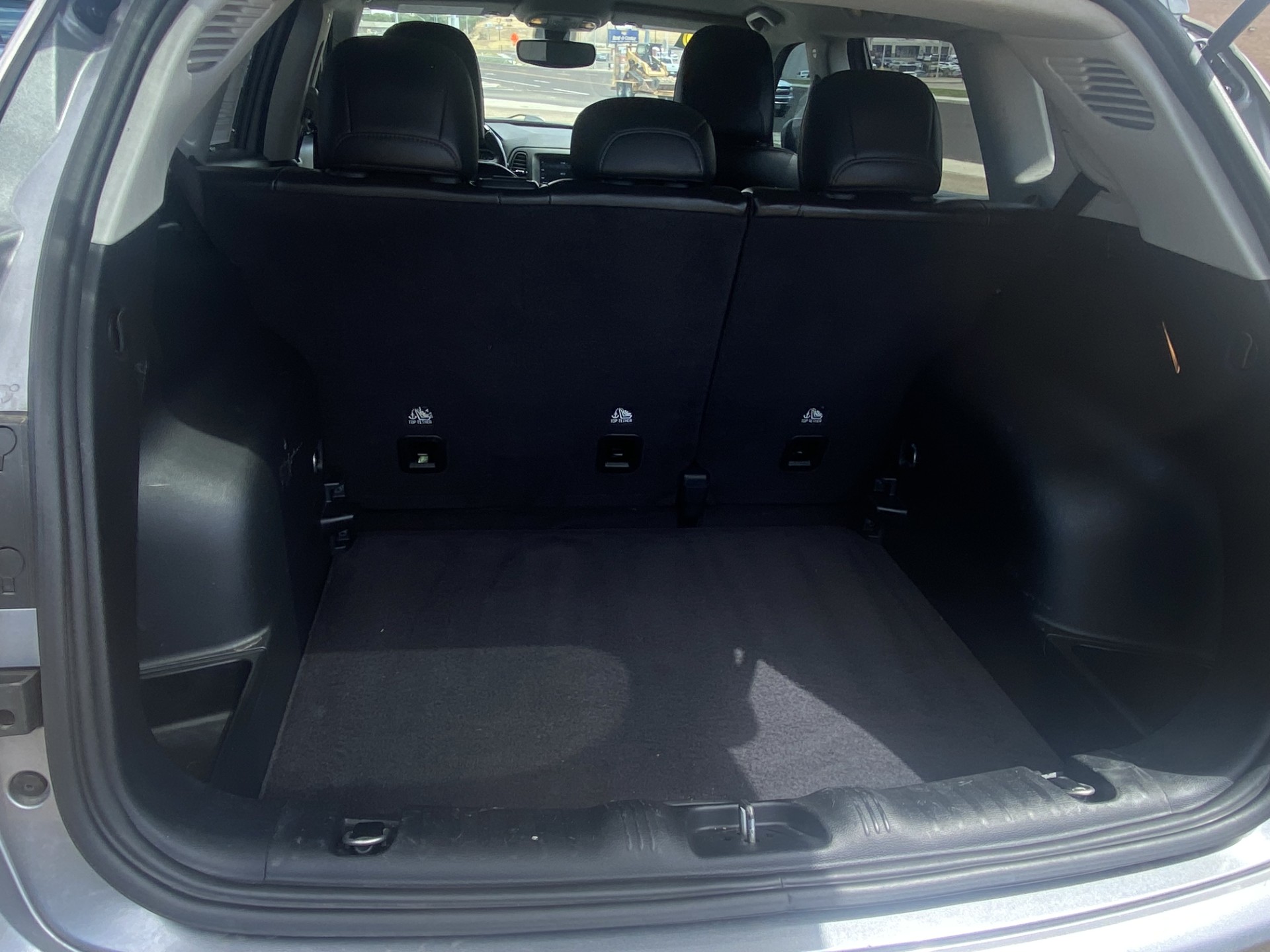 Used 2020 Silver Jeep Latitude image 9