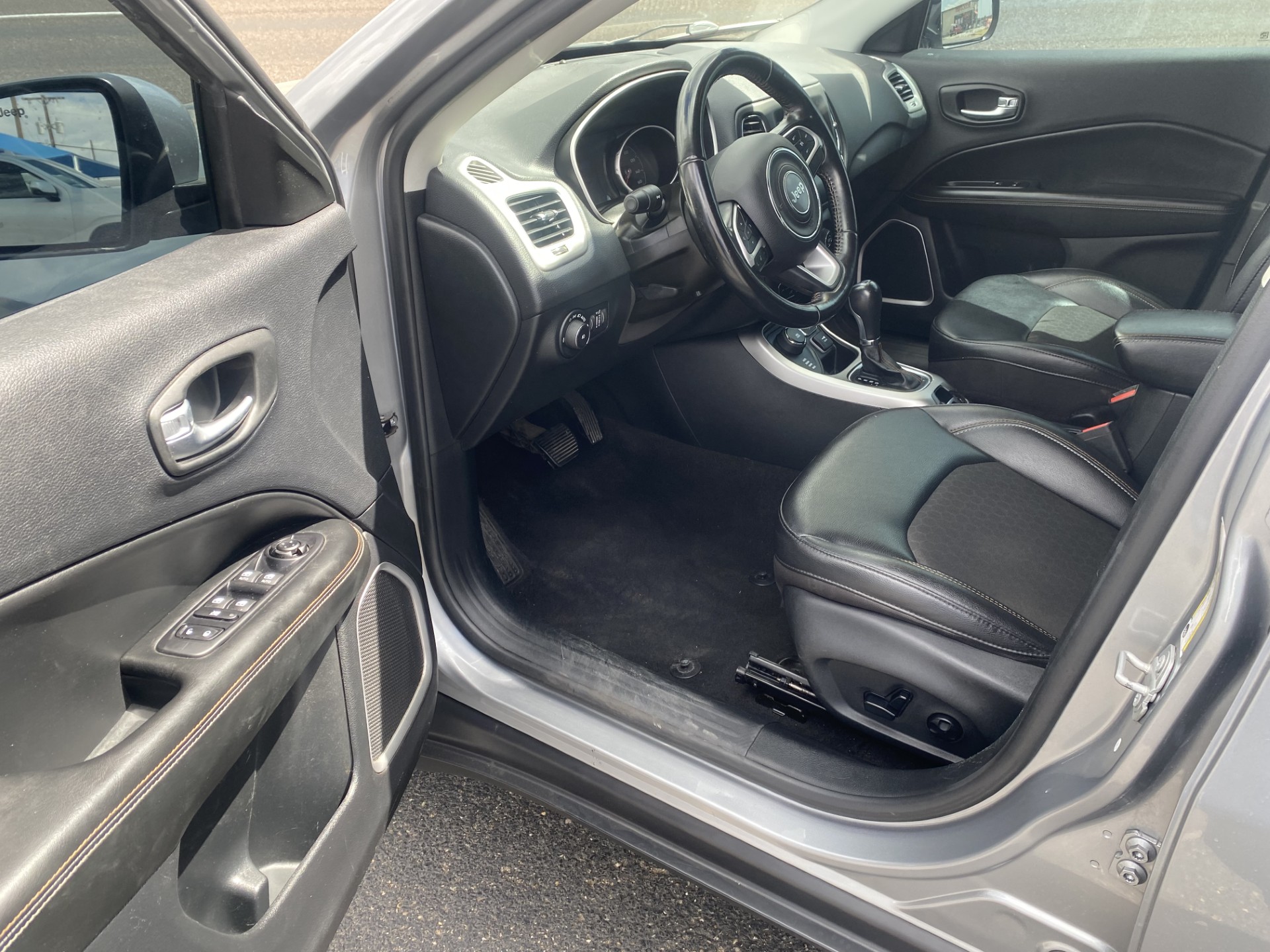 Used 2020 Silver Jeep Latitude image 11