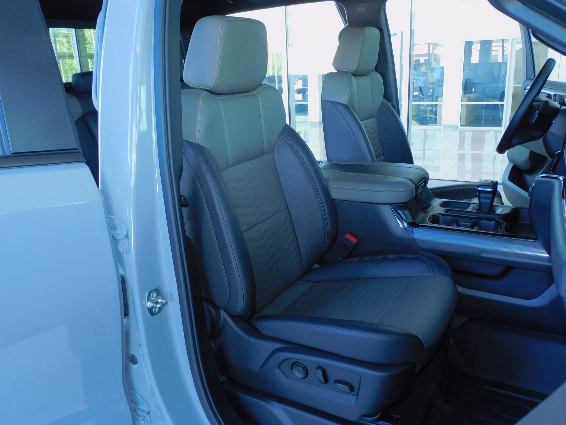 Used 2025 Slate Gray Metallic Chevrolet ZR2 image 29