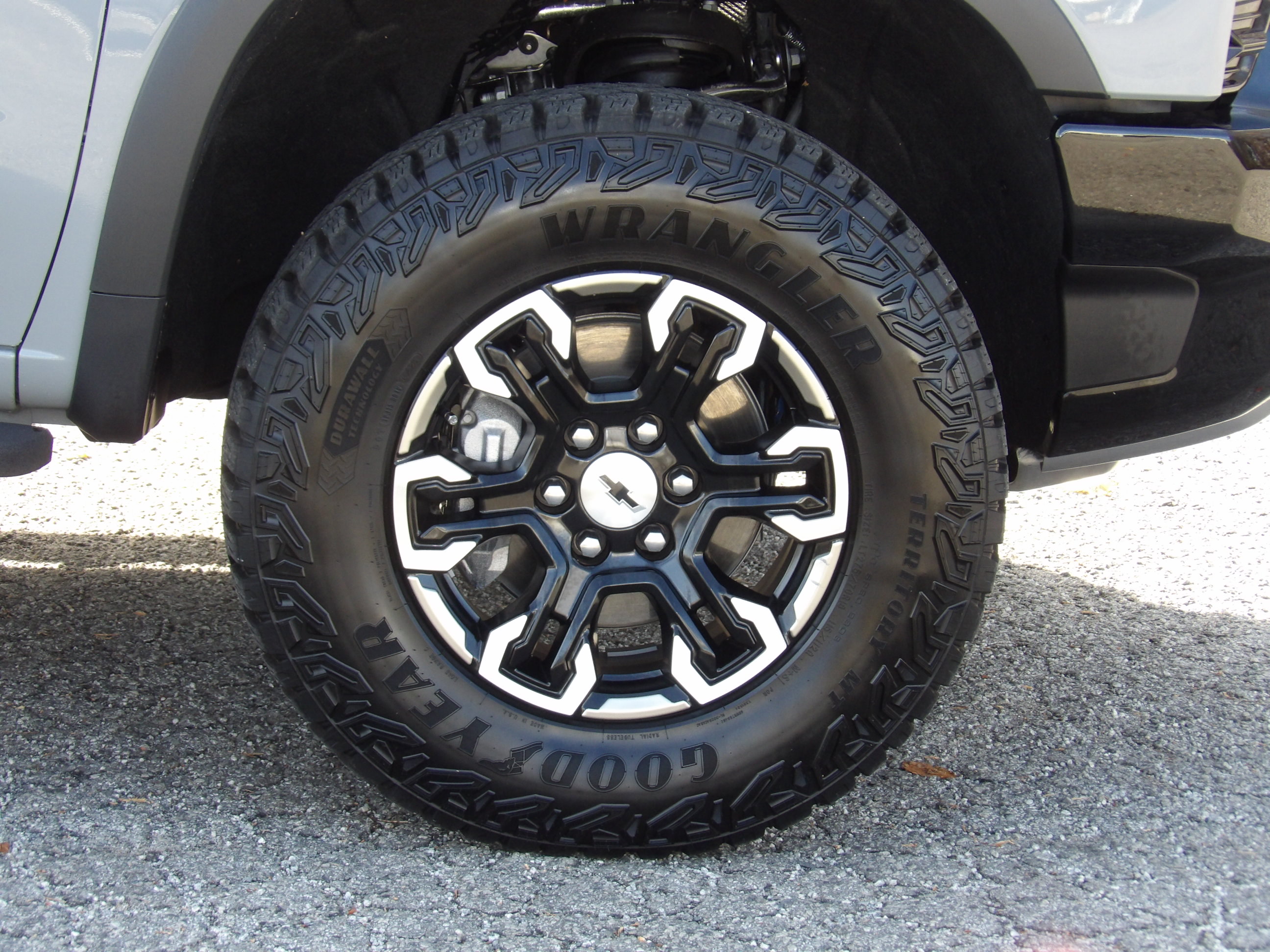 2025 Chevrolet Silverado 1500 ZR2 photo 2