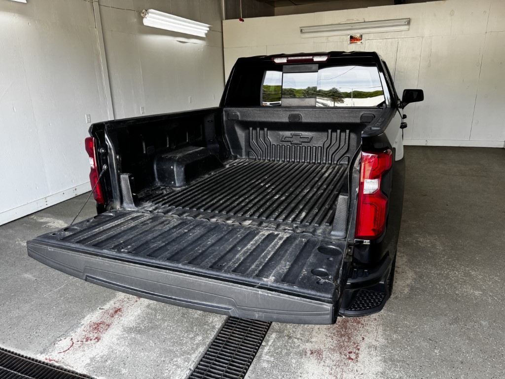 Used 2019 BLACK Chevrolet RST image 12