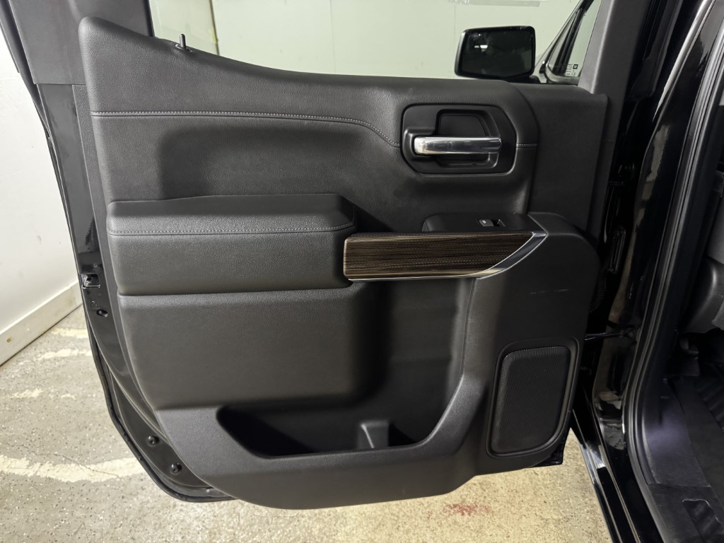 Used 2019 BLACK Chevrolet RST image 53