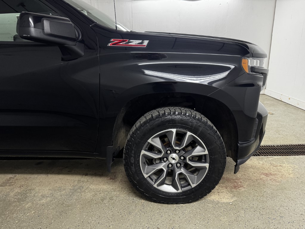 Used 2019 BLACK Chevrolet RST image 16
