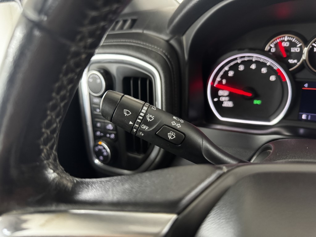 Used 2019 BLACK Chevrolet RST image 38