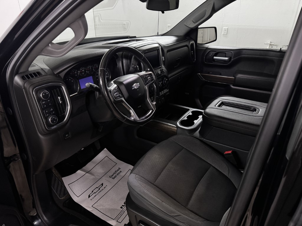 Used 2019 BLACK Chevrolet RST image 22