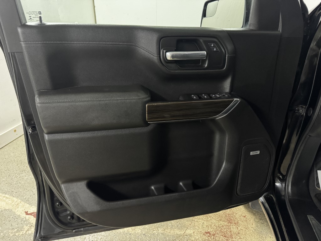 Used 2019 BLACK Chevrolet RST image 21