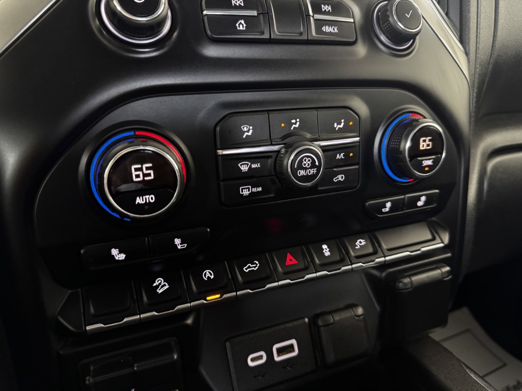 Used 2019 BLACK Chevrolet RST image 33