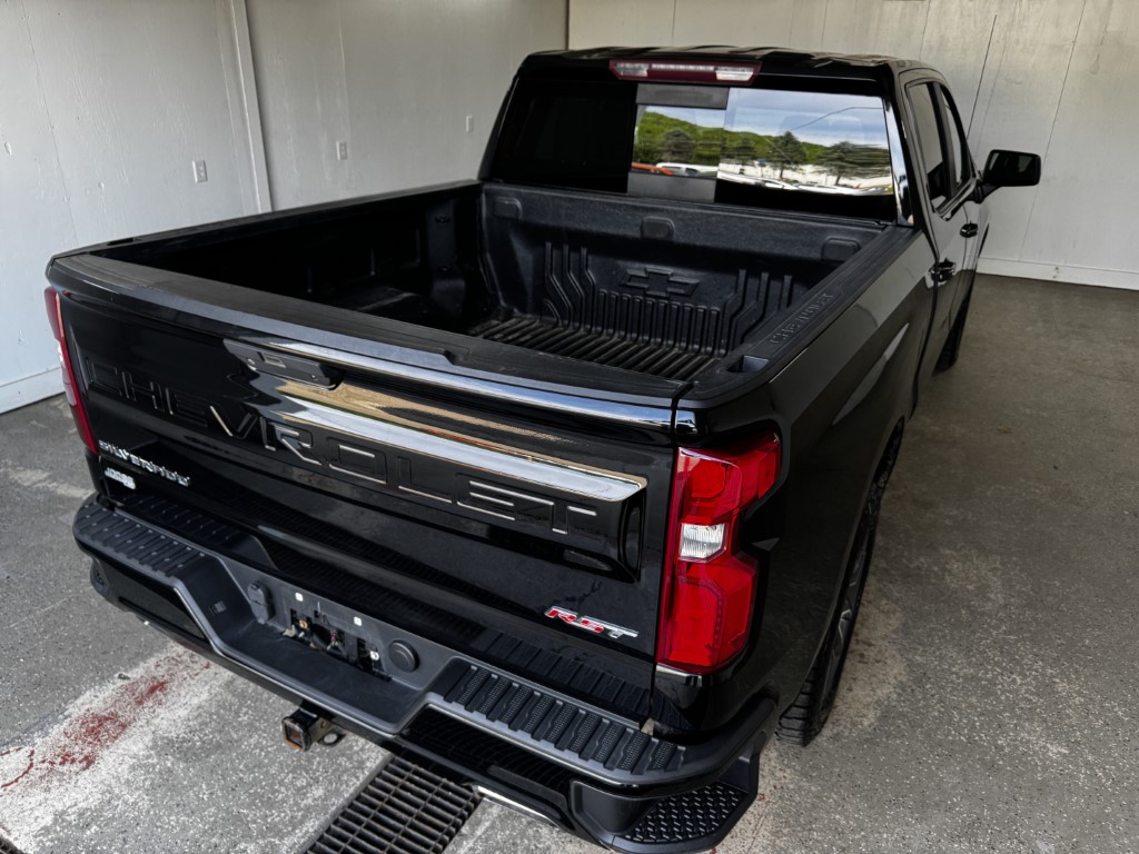 Used 2019 BLACK Chevrolet RST image 13