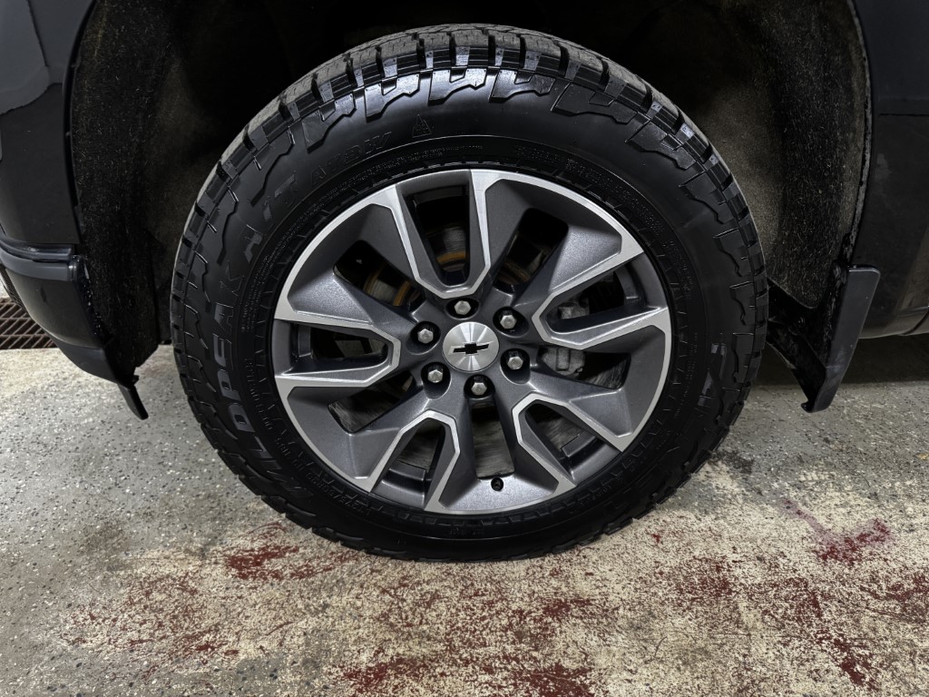 Used 2019 BLACK Chevrolet RST image 17