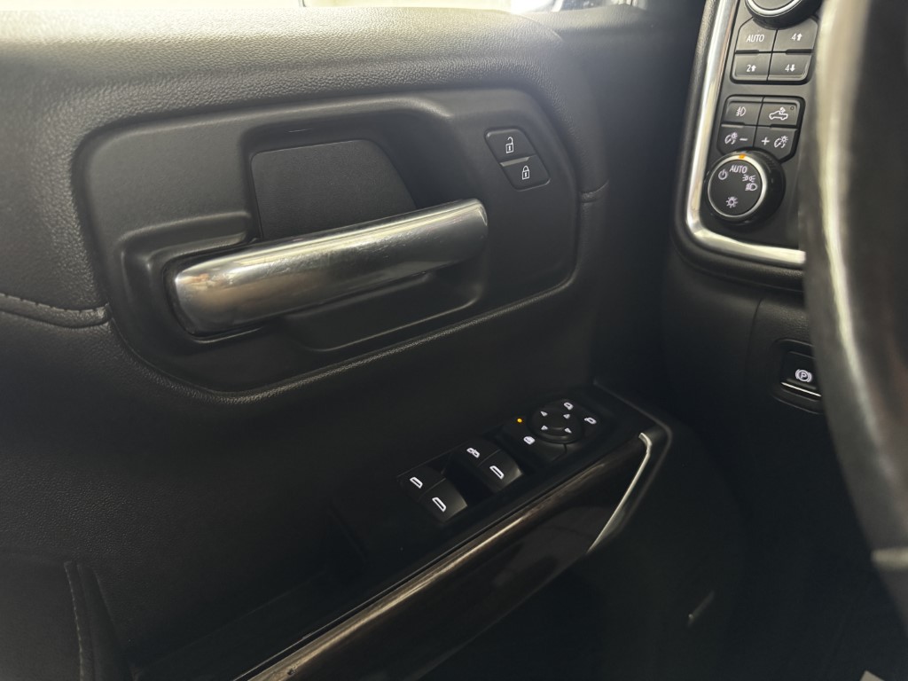 Used 2019 BLACK Chevrolet RST image 44