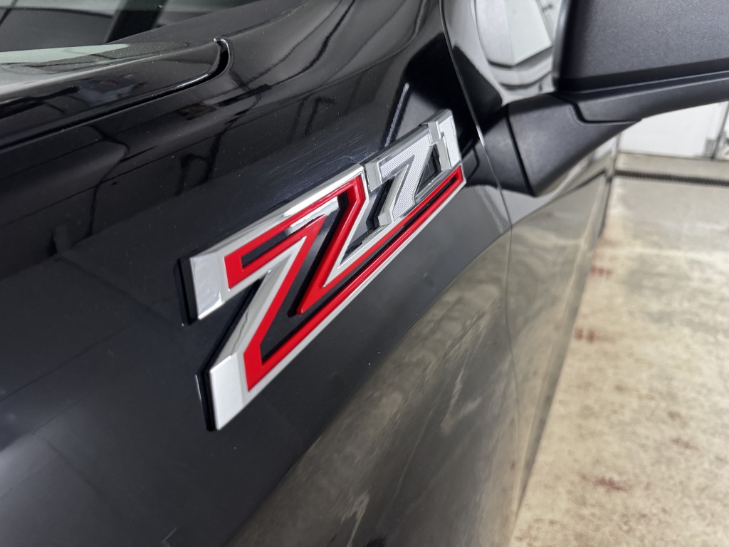 Used 2019 BLACK Chevrolet RST image 18