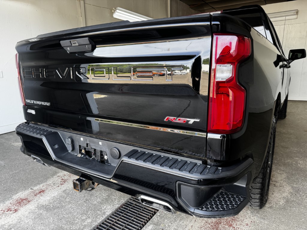 Used 2019 BLACK Chevrolet RST image 9
