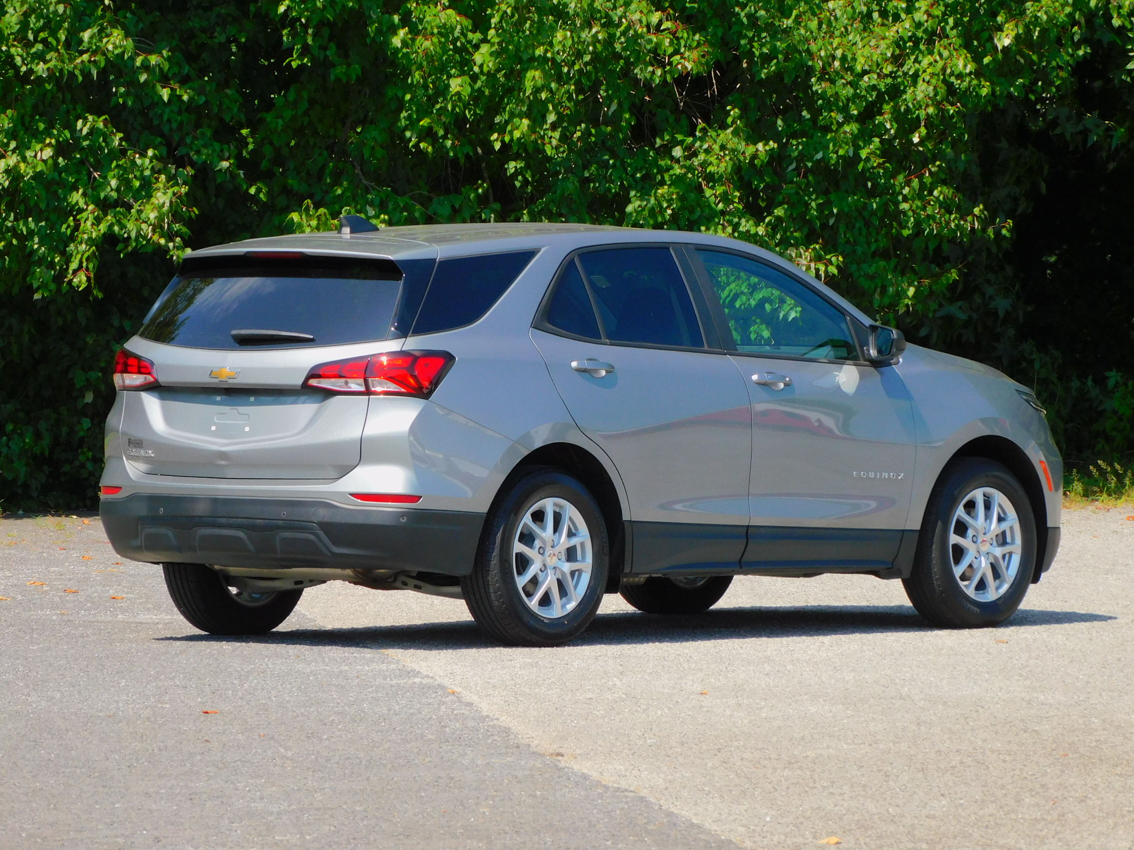 2023 Chevrolet Equinox LS photo 3