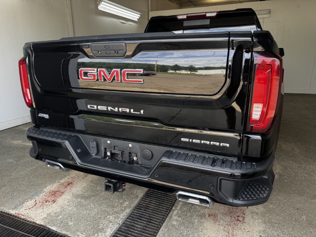 Used 2022 Onyx Black GMC Denali image 7