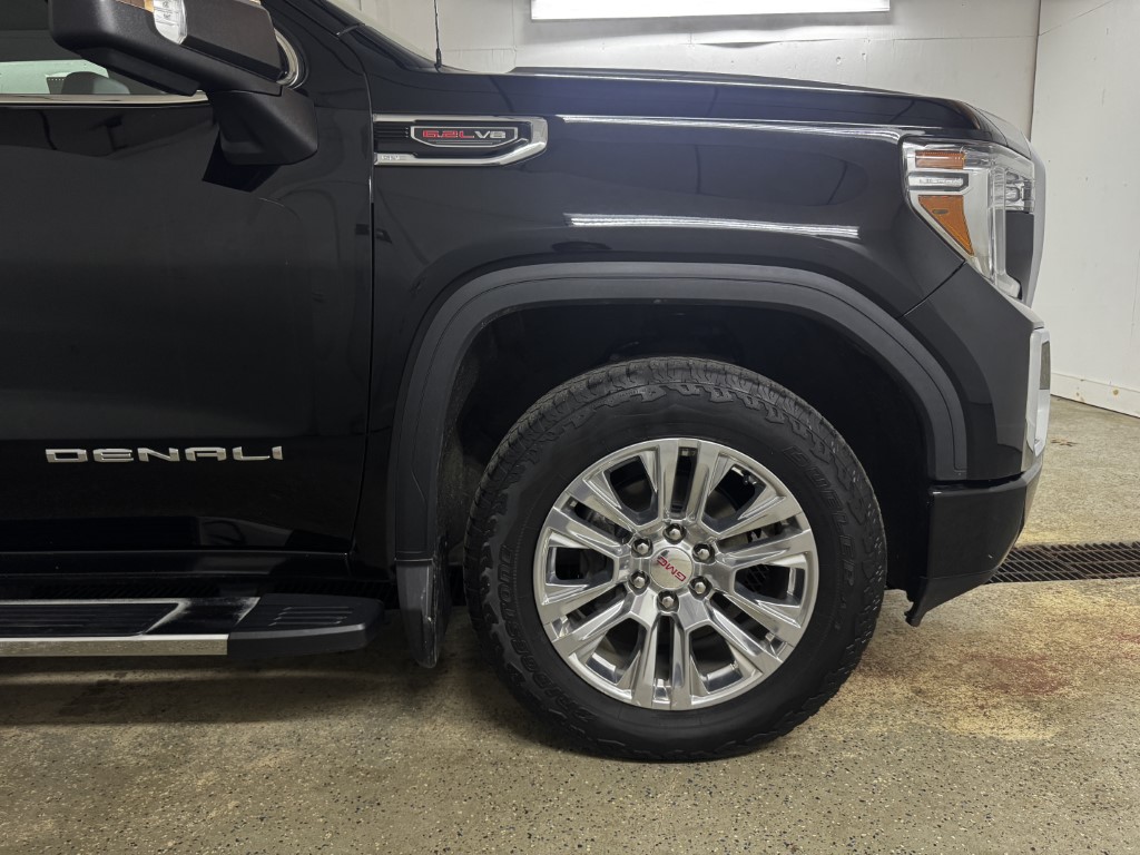 Used 2022 Onyx Black GMC Denali image 16