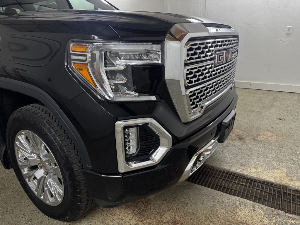 Used 2022 Onyx Black GMC Denali image 2