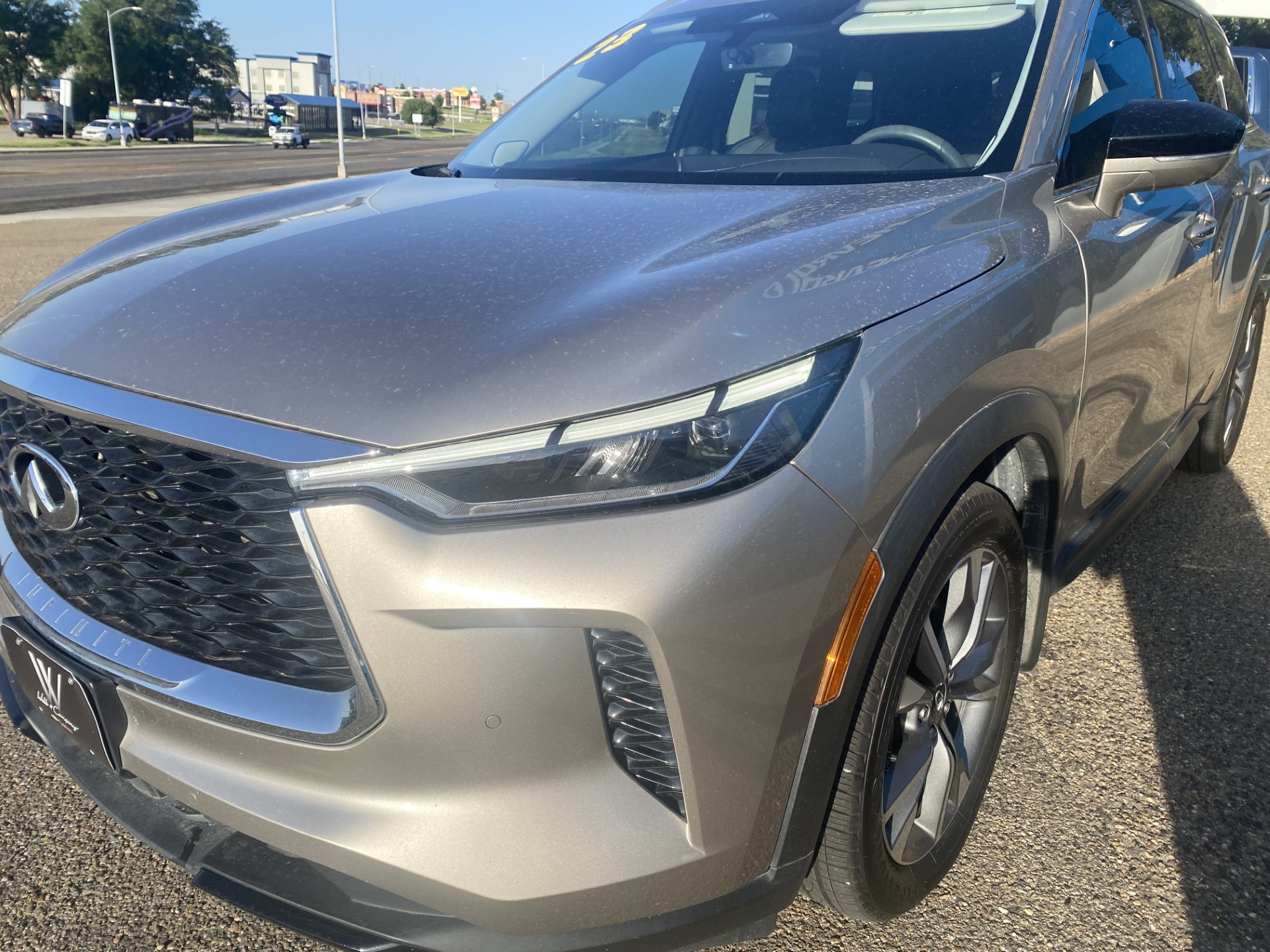 Used 2023 Beige INFINITI LUXE image 4