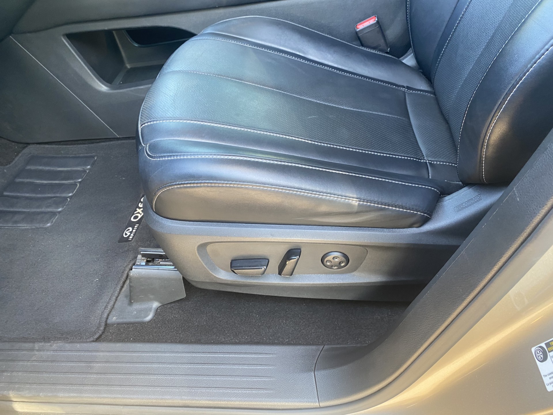 Used 2023 Beige INFINITI LUXE image 12