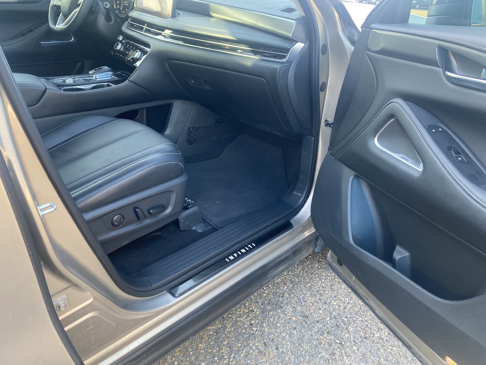 Used 2023 Beige INFINITI LUXE image 14