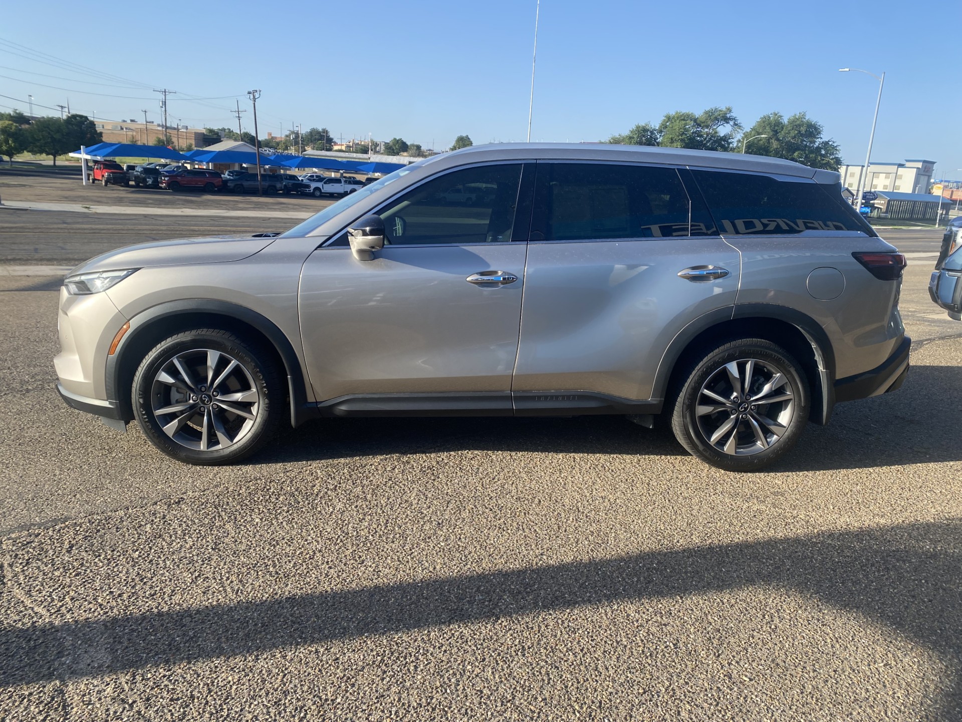 Used 2023 Beige INFINITI LUXE image 5