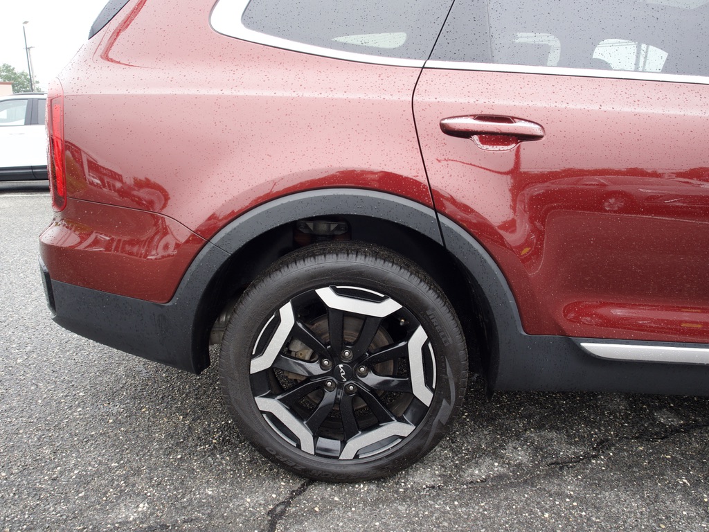 2024 Kia Telluride S - Photo 13
