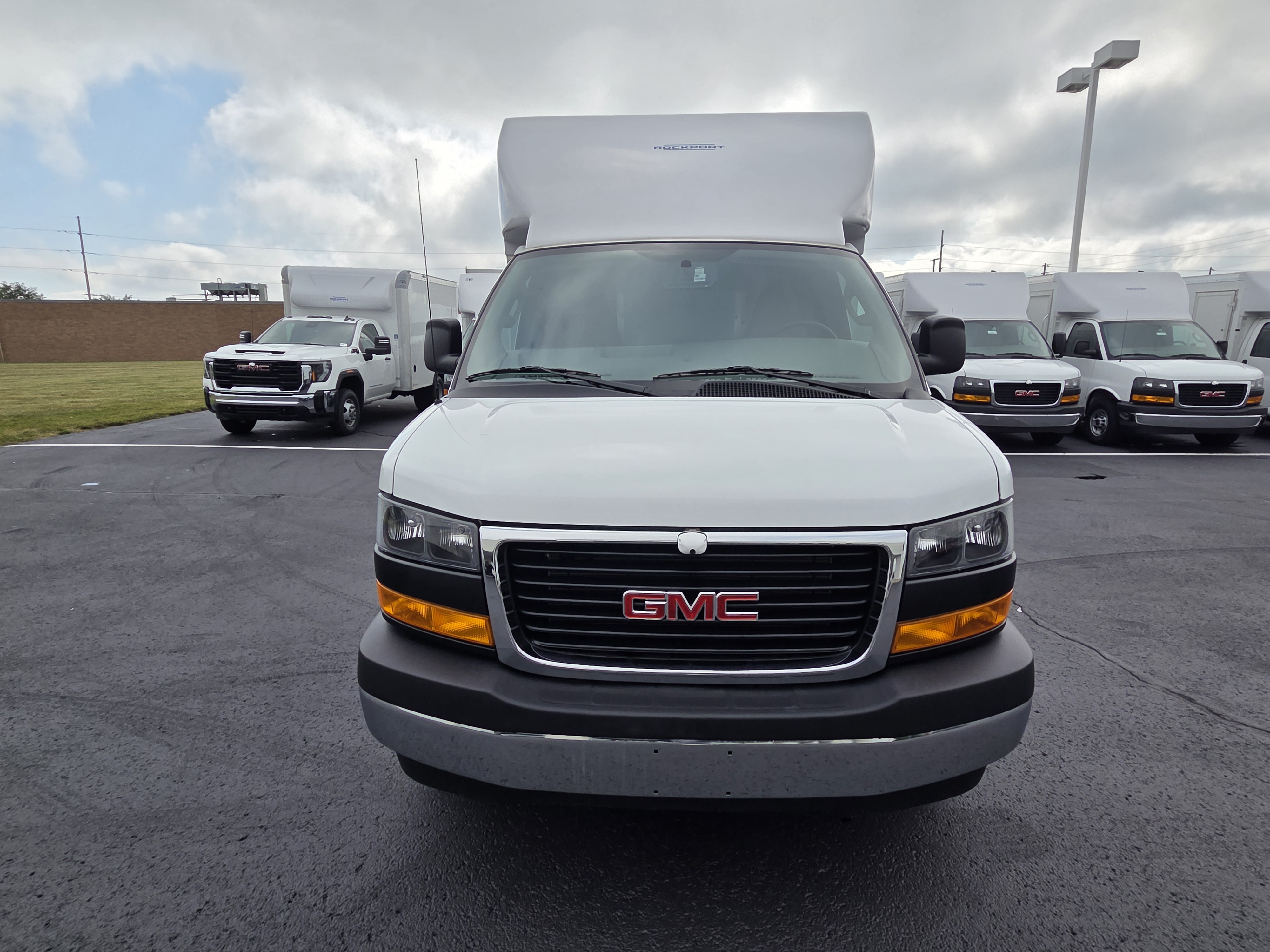 New 2025 Summit White GMC 1WT image 2