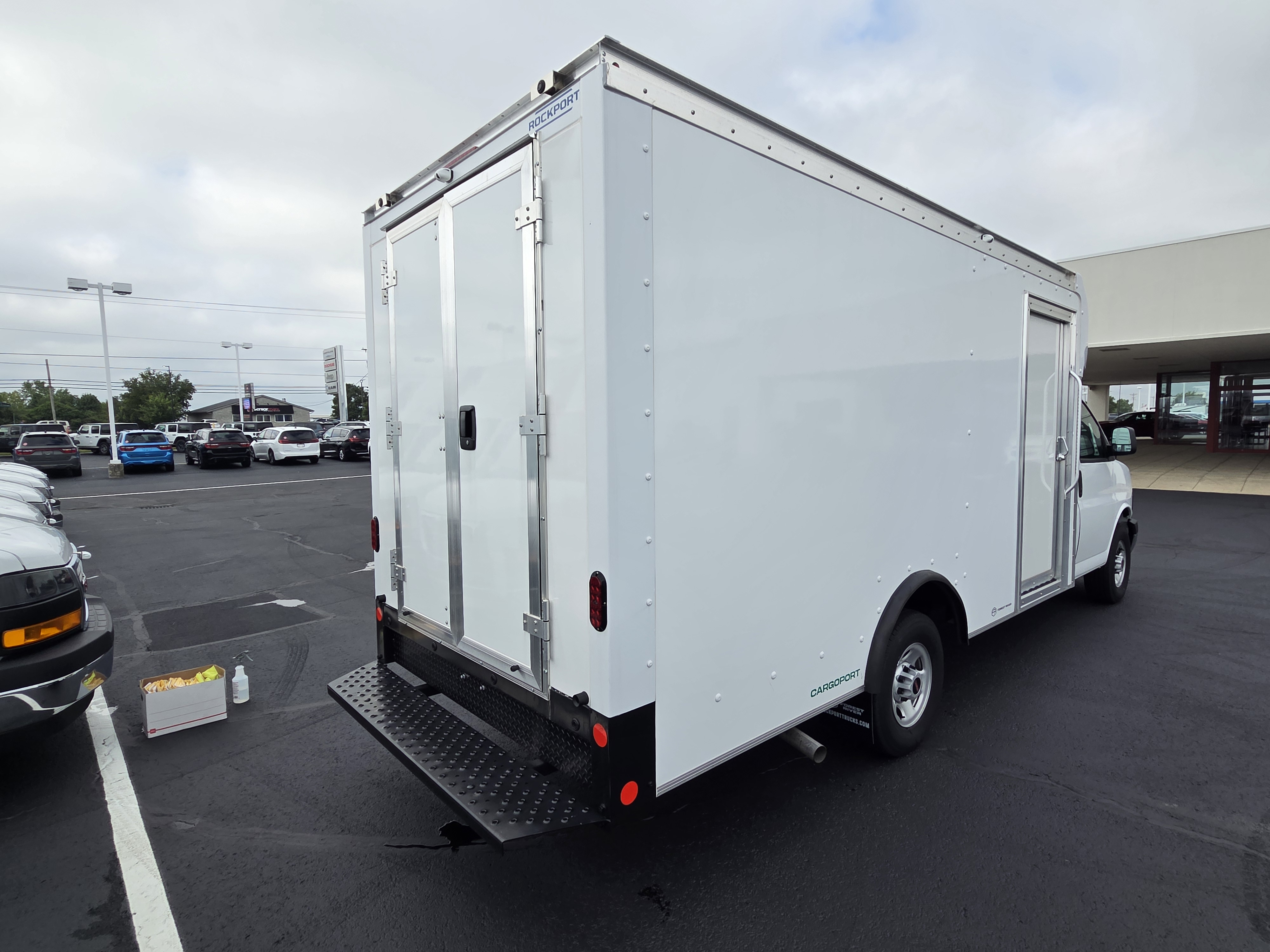 New 2025 Summit White GMC 1WT image 44