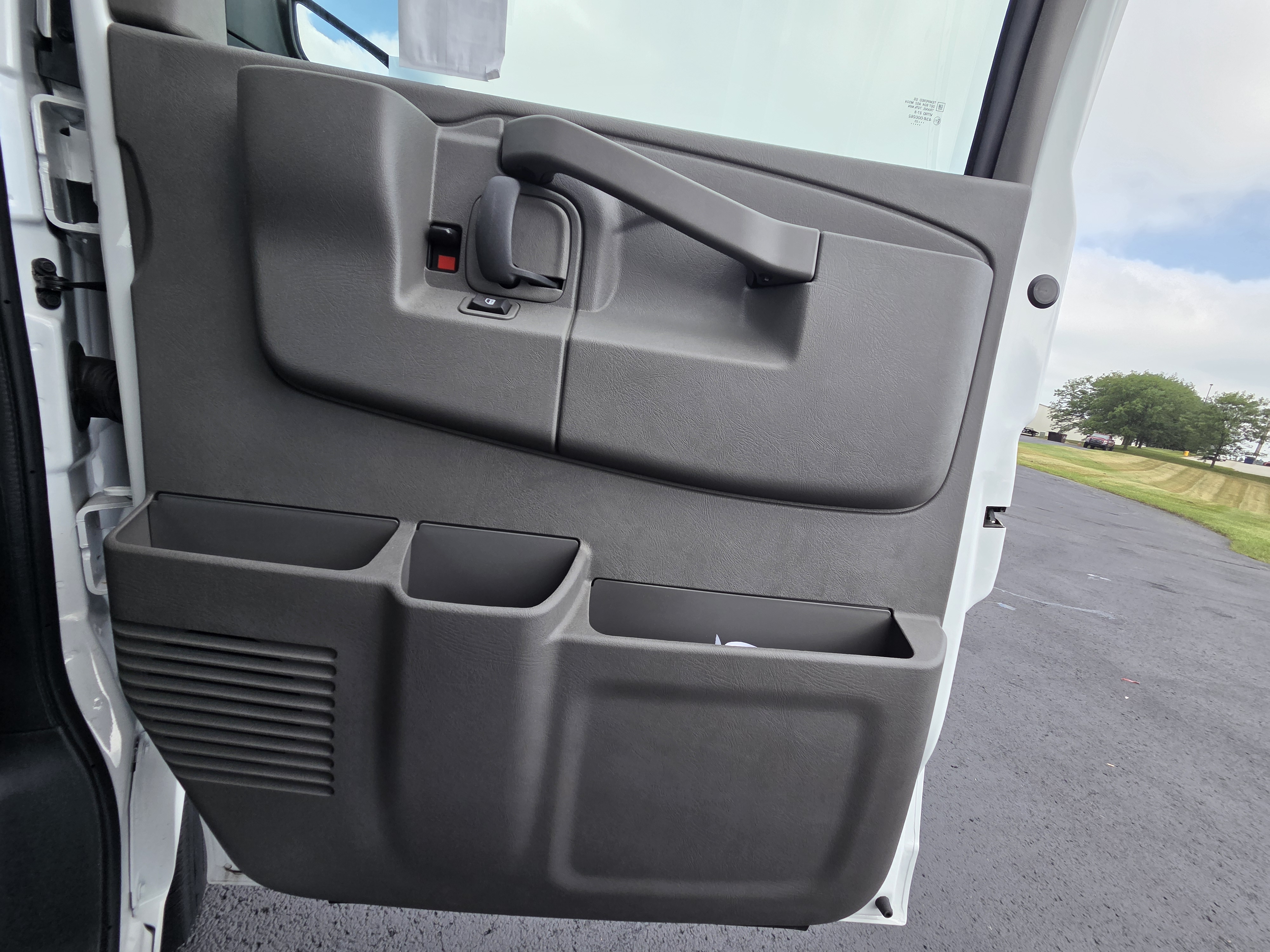 New 2025 Summit White GMC 1WT image 32