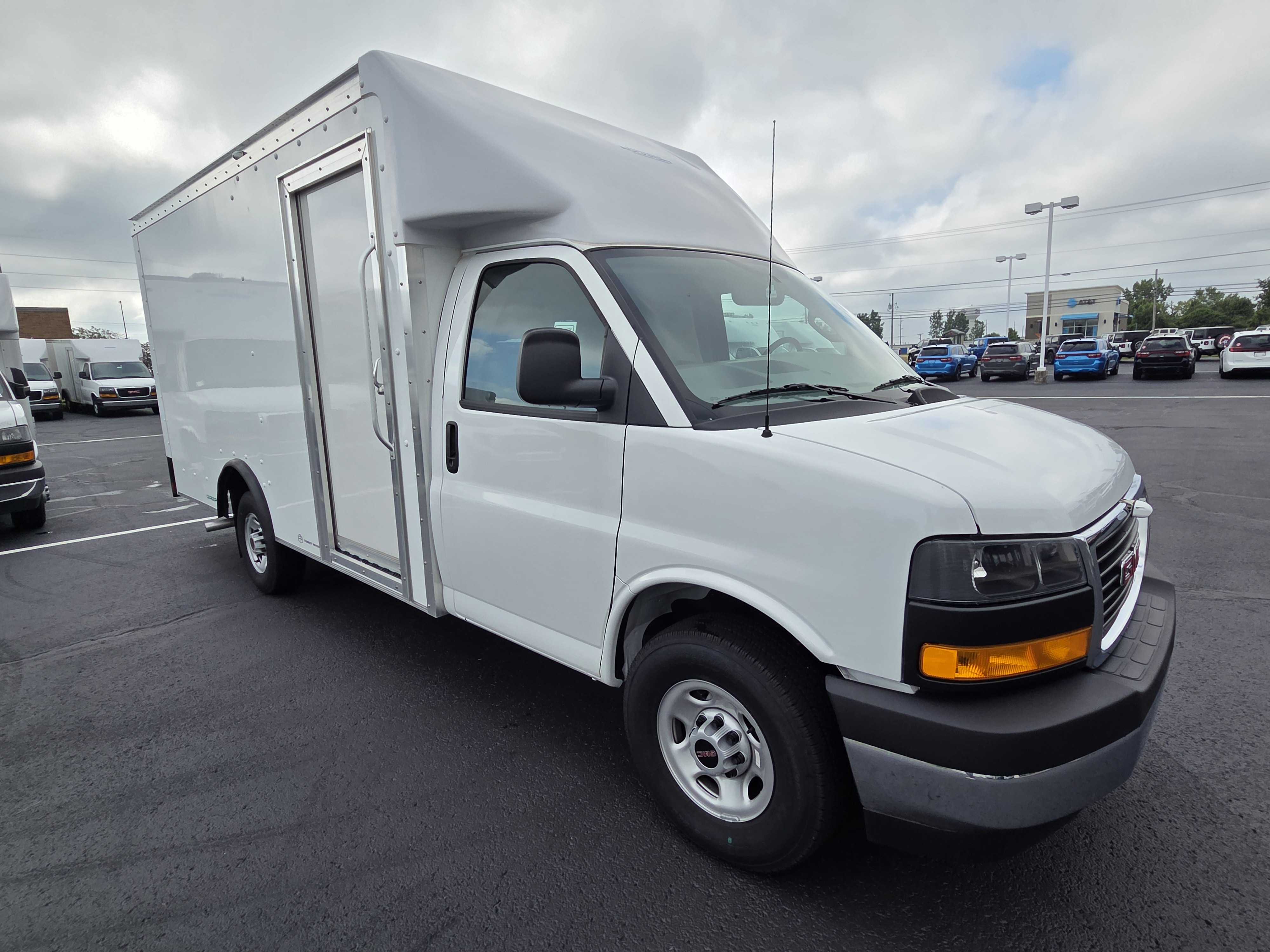 New 2025 Summit White GMC 1WT image 3