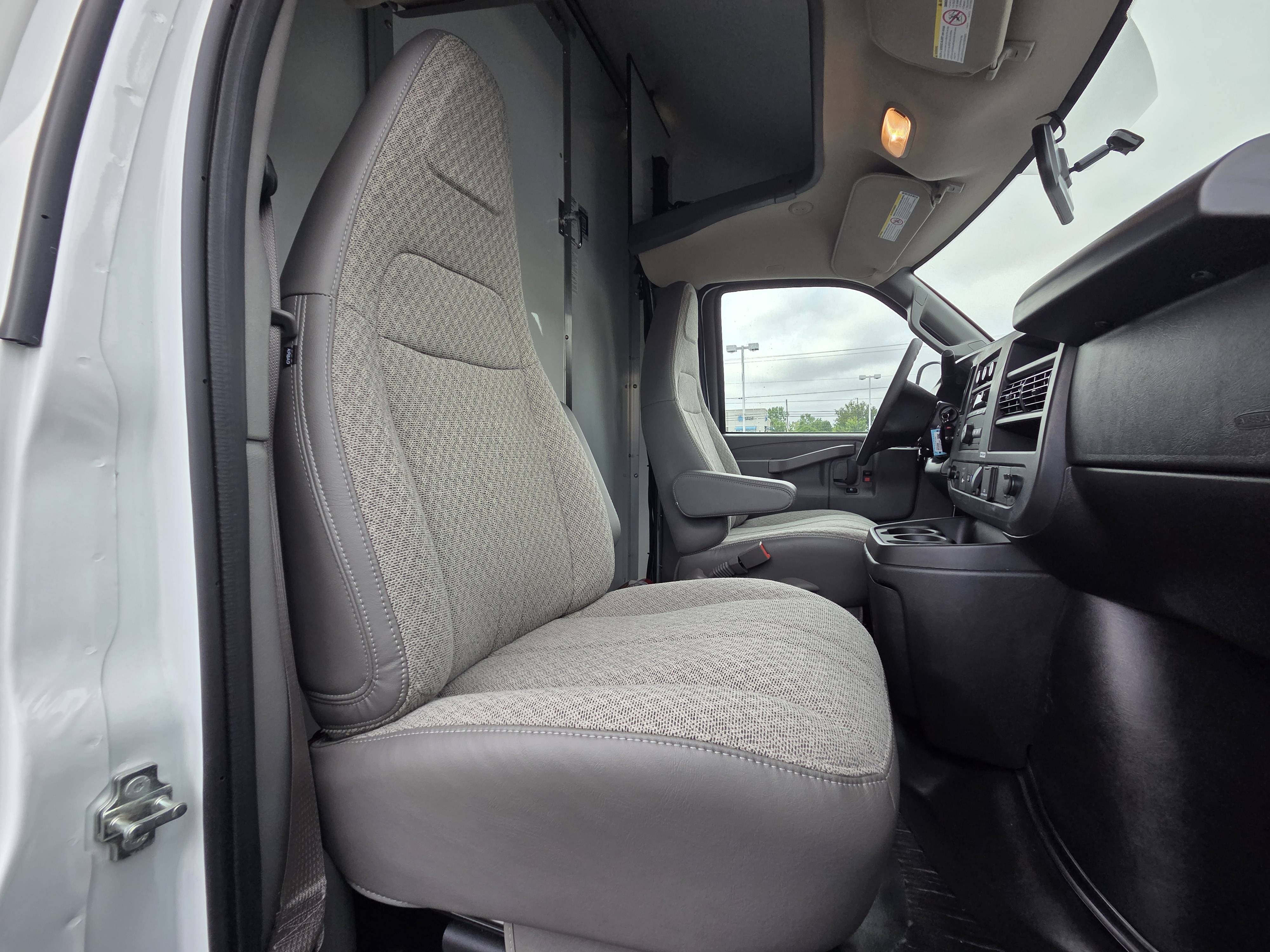 New 2025 Summit White GMC 1WT image 33