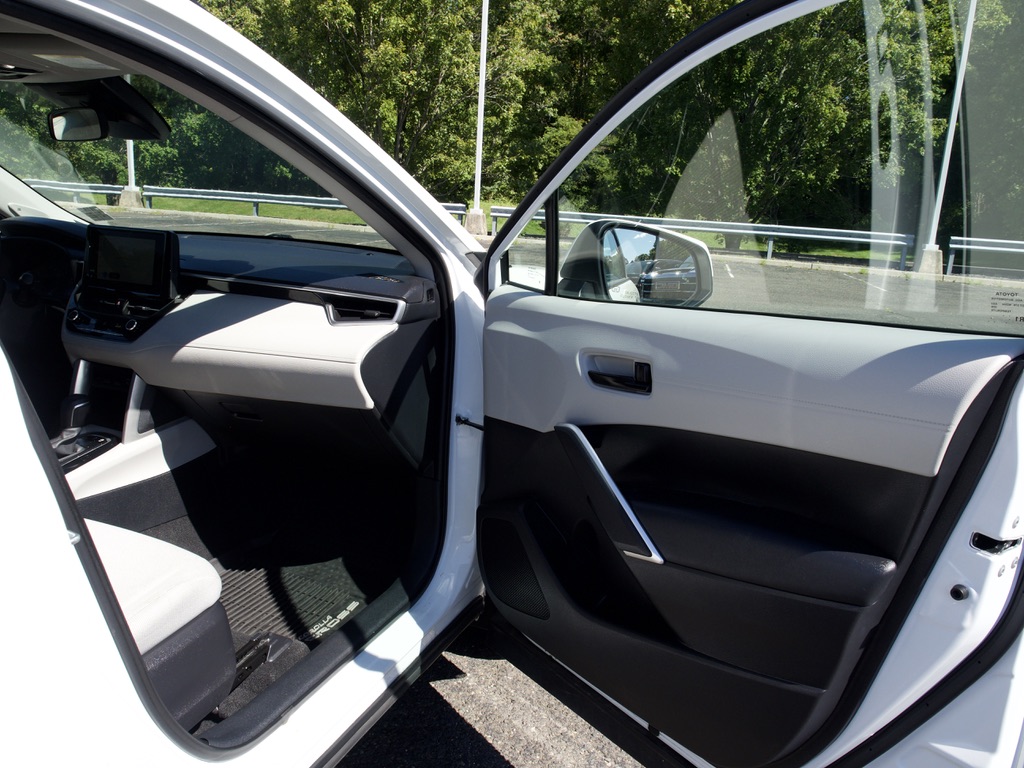 2023 Toyota Corolla Cross LE - Photo 27