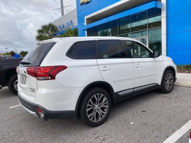 Pre-Owned 2016 Mitsubishi Outlander