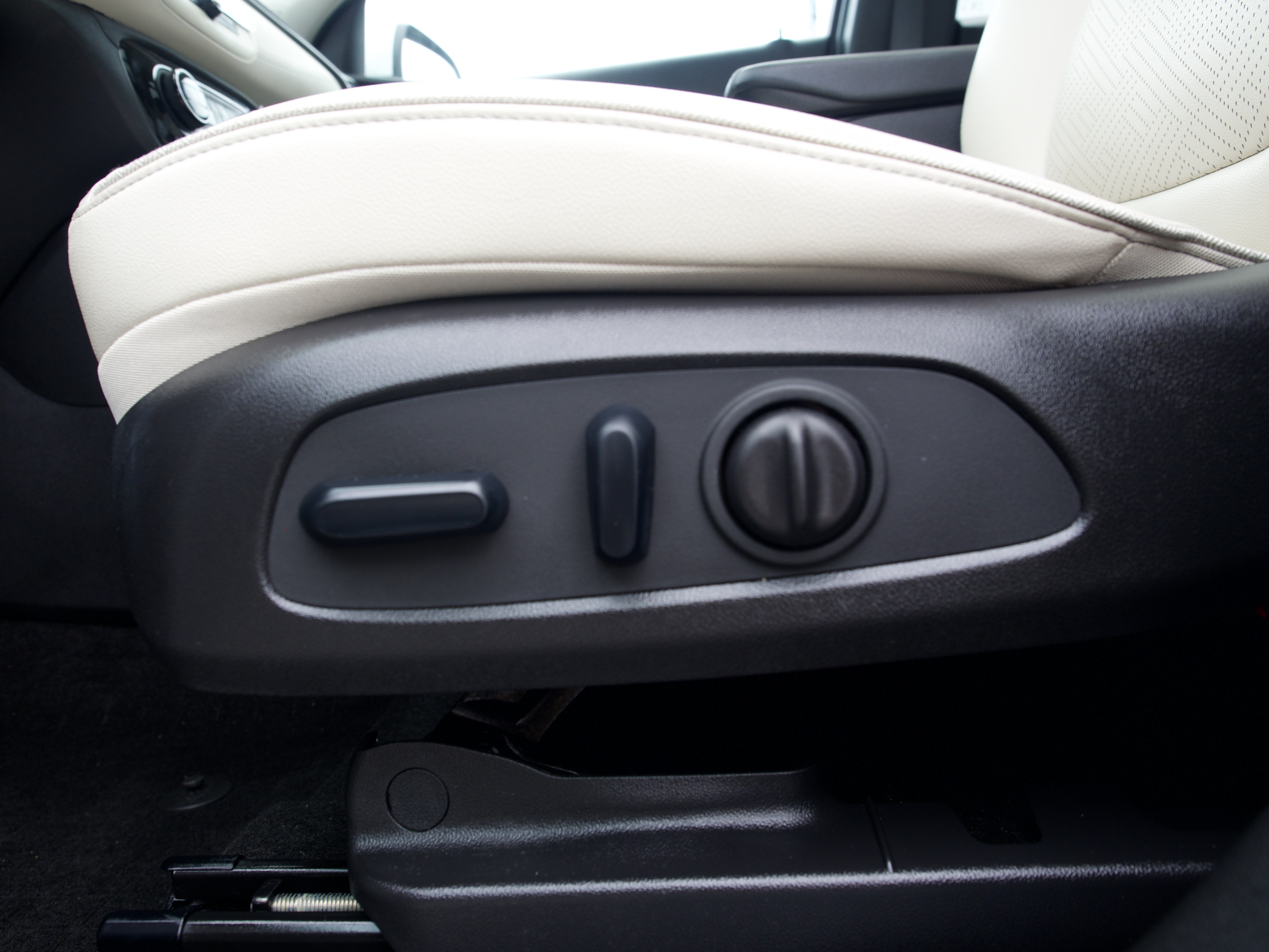 Certified Used 2023 Summit White Buick Essence image 17
