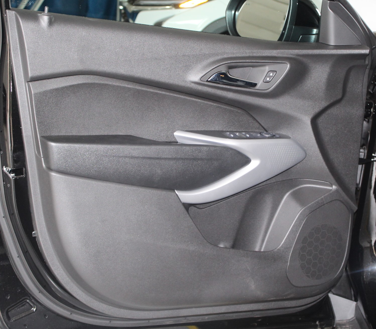 2025 Chevrolet Trax photo 2