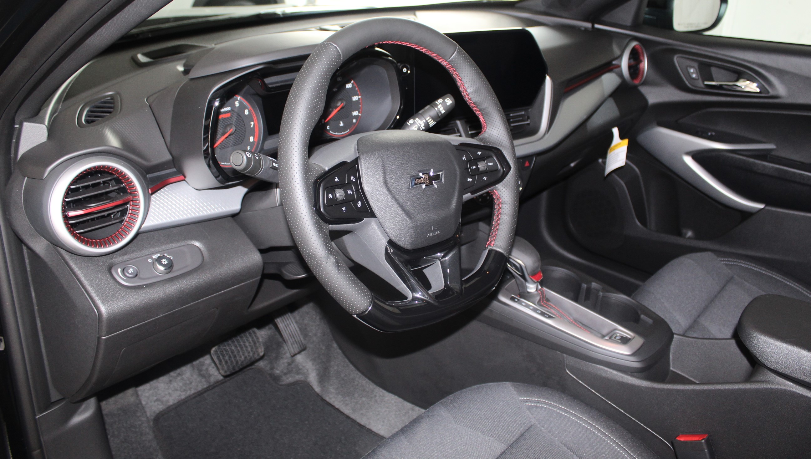 2025 Chevrolet Trax photo 3