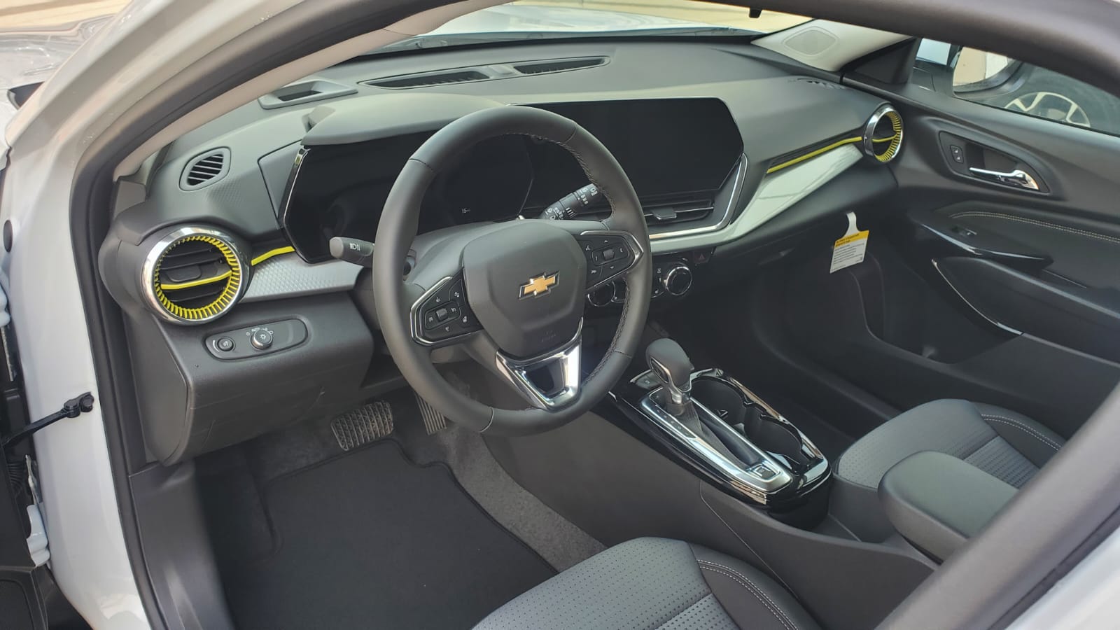 2025 Chevrolet Trax LT - Photo 9