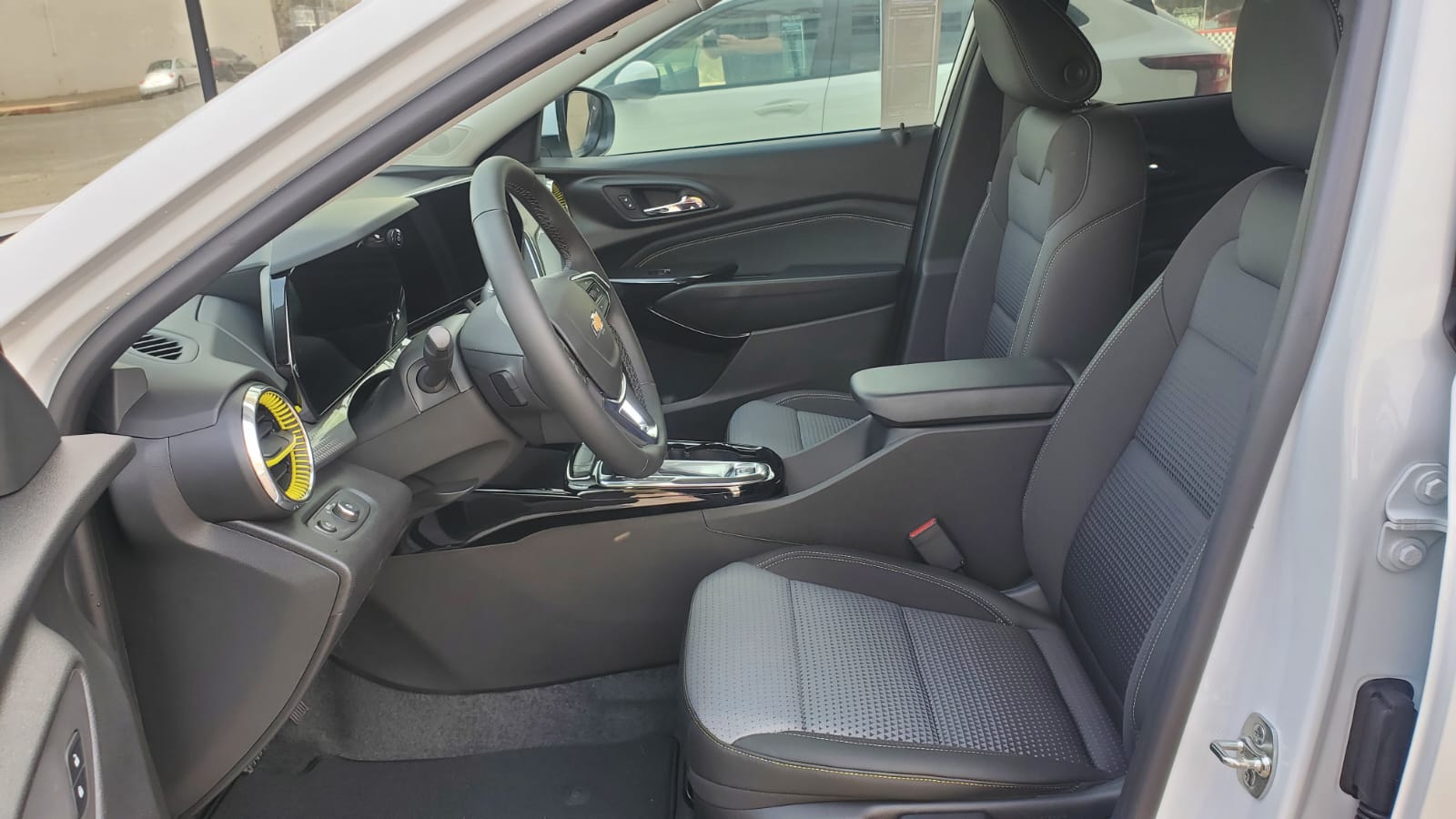 2025 Chevrolet Trax LT - Photo 8