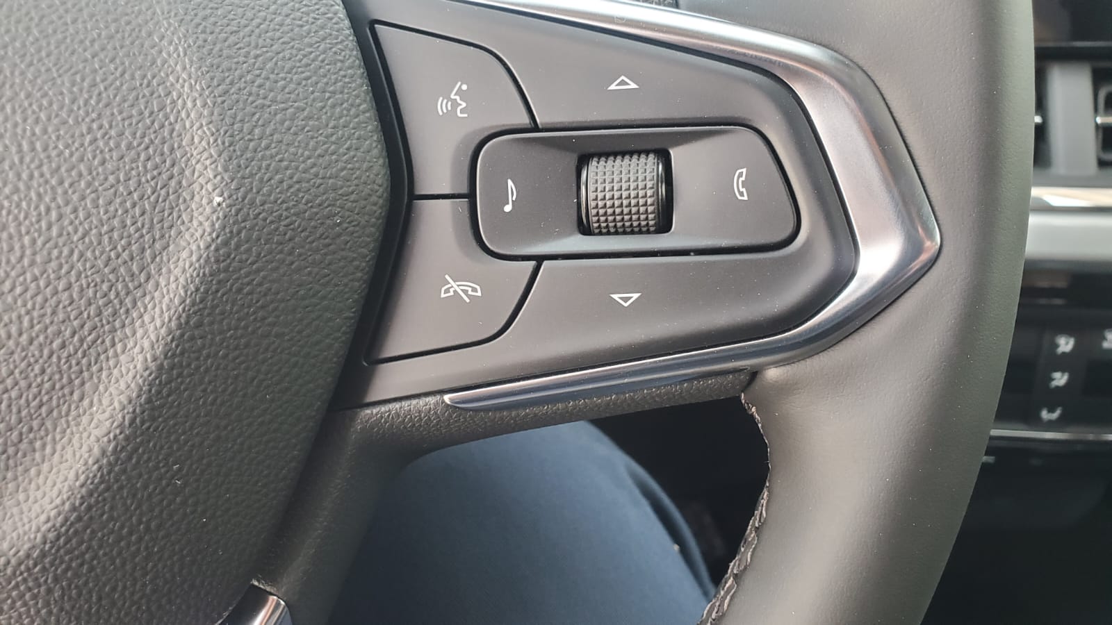 2025 Chevrolet Trax LT - Photo 12
