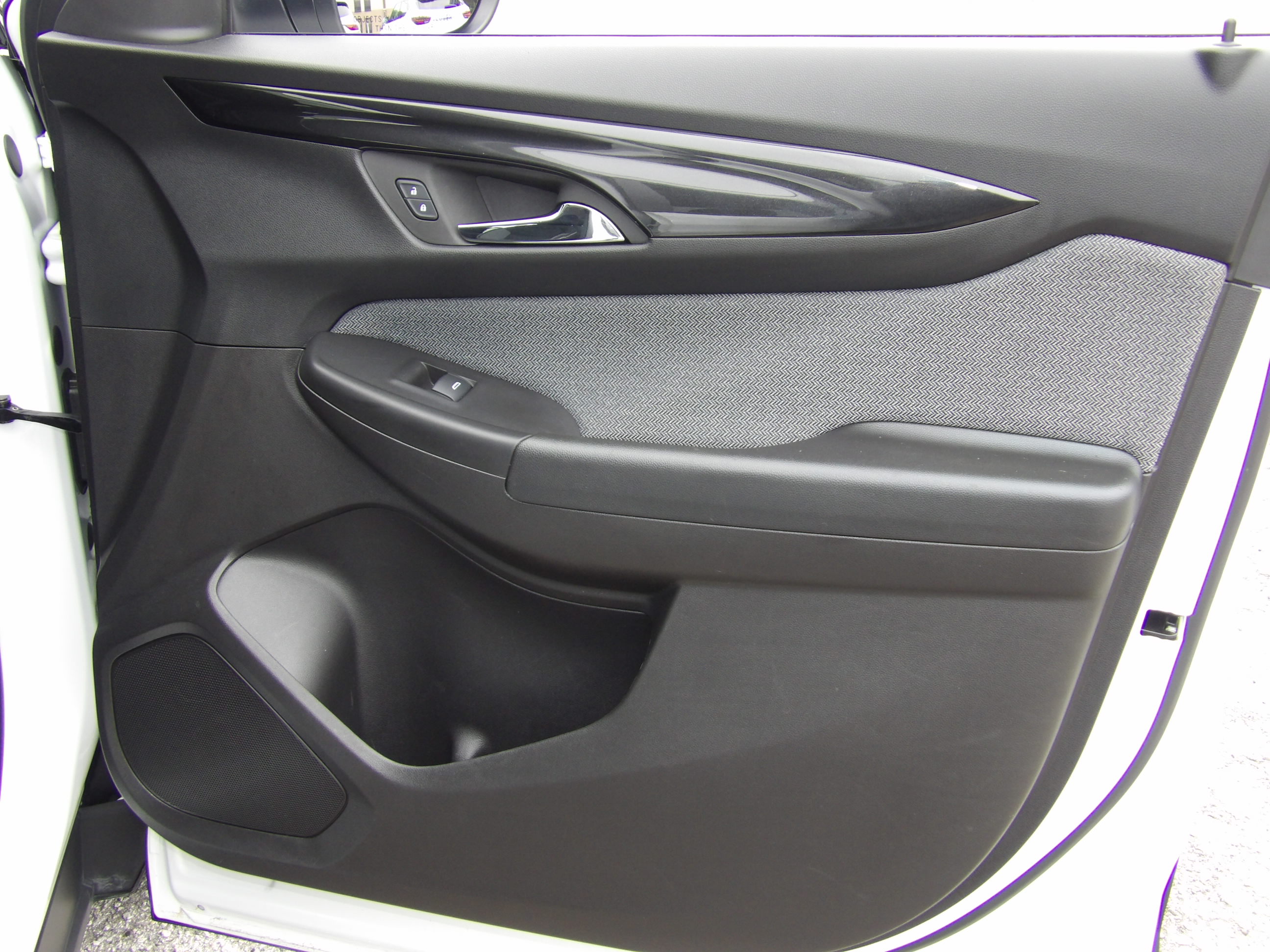 Used 2025 Summit White Chevrolet LT image 17