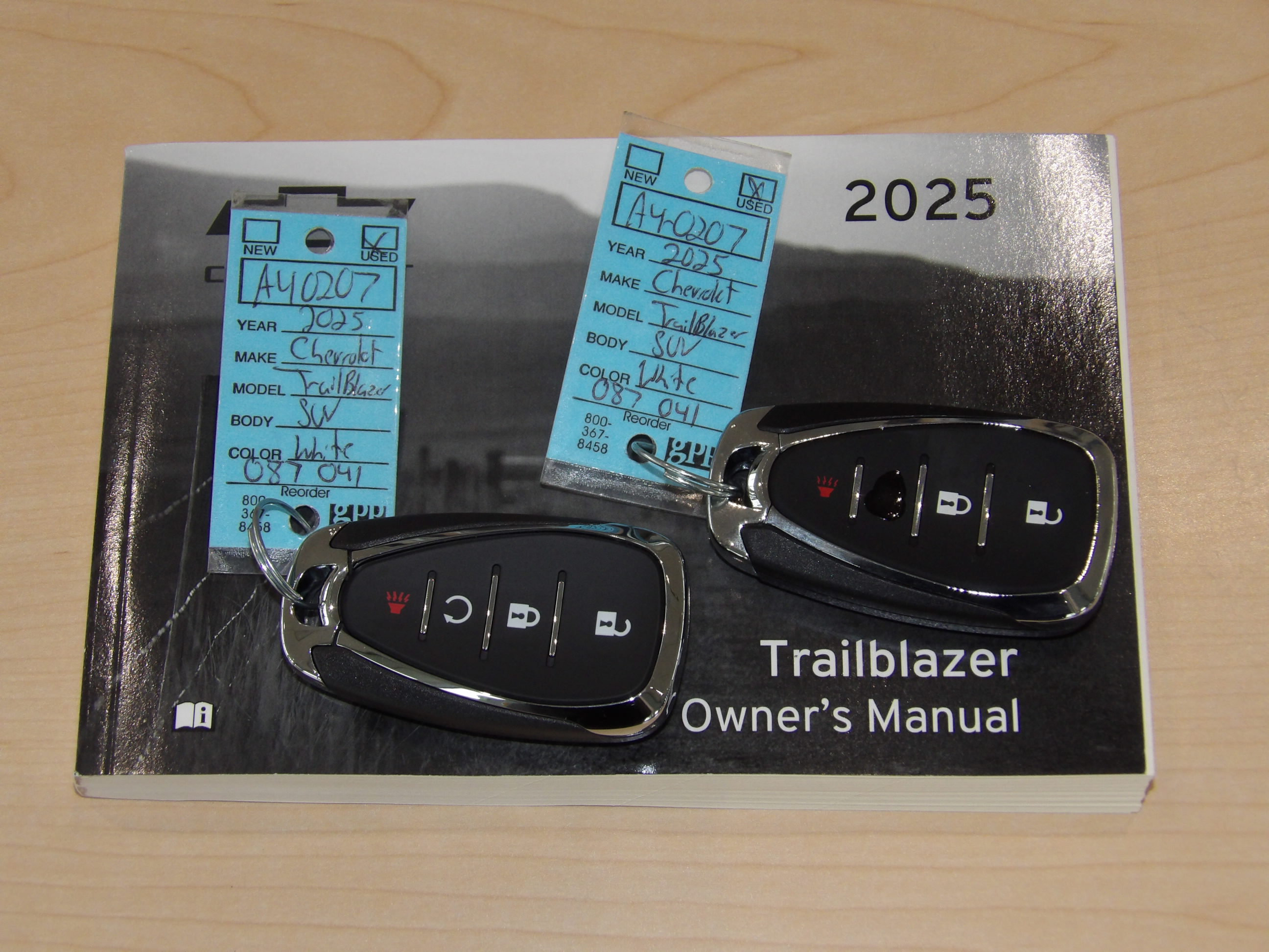 Used 2025 Summit White Chevrolet LT image 26